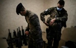 Des soldats de l'opération Sentinelle vérifient leurs armes dans leur caserne au nord de Paris le 6 novembre 2020 avant de patrouiller dans la banlieue 