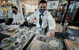 Un serveur prépare des expressos au café Gambrinus de Naples, le 13 février 2022 en Italie