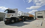 Un camion chargé de fuel au point de passage de Kerem Shalom entre Israël et la bande de Gaza le 15 août 2018