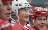 Le président russe Vladimir Poutine (c) participe à "la Nuit du Hockey sur glace", le 10 mai 2018 à Sotchi