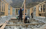 Des habitants de Langtang au Népal reconstruisent leur maison, le 7 avril 2016