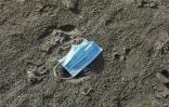 Un masque sanitaire abandonné sur une plage à Larnaca, dans le sud de Chypre, le 4 mai 2020