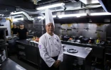 Le chef Jie Ming Jian (d) dans les cuisines de restaurant Canton 8 récompensé par 2 étoiles au Guide Michelin, le 21 septembre 2016 à Shanghai