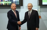 Photo diffusée par l'agence d'Etat russe Sputnik montrant le président russe Vladimir Poutine (d) et l'émissaire du président américain, Steve Witkoff lors d'une rencontre à Saint-Pétersbourg, le 11 avril 2025