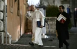 Le pape Léon XIV fait un salut de la main en entrant dans sa résidence après une réunion de deux jours avec les cardinaux dans le cadre d'un consistoire extraordinaire au Vatican, le 8 janvier 2026