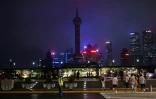 Eclairage restreint sur le Bund à Shanghai pour économiser l'énergie en pleine canicule, le 23 août 2022