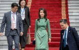 L'épouse du président sud-coréen Kim Keon-hee (au centre), vêtue d'une robe traditionnelle vietnamienne, descend les escaliers du palais présidentiel à Hanoï, le 23 juin 2023