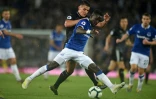 Idrissa Gueye (bleu), alors milieu d'Everton, à la lutte avec celui de Burnley Ashley Westwood, en Premier League, le 3 mai 2019 à Liverpool 