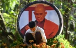 Un portrait du célèbre moine bouddhiste vietnamien Thicj Nhat Hanh avant ses funérailles à Hue, le 28 janvier 2022