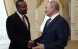 Le président russe Vladimir Poutine (d) rencontre le Premier ministre éthiopien Abiy Ahmed à Strelna, près de Saint-Pétersbourg, le 26 juillet 2023
