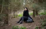 Sarah Kerr, présidente de la Fédération du paganisme à Siverhill Wood près de Sutton-in-Ashfield, le 9 avril 2024 dans le centre de l'Angleterre