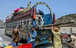 Des réfugiés afghans, expulsés du Pakistan, chargent leurs affaires dans un camion à Torkham, là la frontière entre le Pakistan et l'Afghanistan, le 19 avril 2025