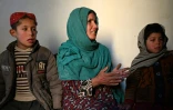 Friba, une mère de famille afghane, et deux de ses trois enfants, dans son domicile dans la province de Parwan, le 25 janvier 2022