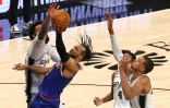 Jalen Brunson, le meneur des New York Knicks, face à Julian Champagnie, l'ailier des San Antonio Spurs au cours du deuxième match de la finale de la NBA 2026, à San Antonio, le 5 juin 2026