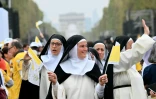 Des religieuses sur les Champs-Elysées avant la venue du pape Léon XIV pour une messe place de la Concorde, le 26 septembre 2026 Paris 