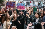 Des manifestantes, dont l'actrice Adèle Haenel (deuxième à droite) lors d'un rassemblement contre les violences sexistes et sexuelles devat les Folies Bergère durant la cérémonie des Molières le 30 mai 2022.