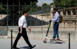 Un homme sur une trottinette électrique route sur les trottoirs, le 9 juillet 2018 à Paris