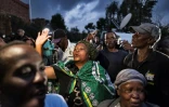 Des sympathisants de l'ANC réunis devant la maison de Winnie Mandela à Soweto, le 2 avril 2018