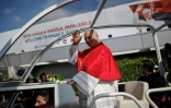 Le pape Léon XIV à bord de la papamobile à Luanda, le 18 avril 2026