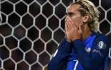 L'attaquant des Bleus Antoine Griezmann dépité après avoir raté un coup franc face au Luxembourg en qualif pour le Mondial-2018, le 3 septembre 2017 à Toulouse