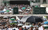Des fidèles musulmans déambulent dans le complexe de la Grande Mosquée sous les brumisateurs installés dans la ville sainte de La Mecque, le 24 mai 2026  en Arabie saoudite, à la veille du pèlerinage annuel du Hajj
