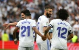 La joie de l'attaquant Karim Benzema, après avoir inscrit le 4e  but pour le Real Madrid face à l'Espanyol Barcelone, lors de la 34e journée de LaLiga, le 30 avril 2022 au Stade Santiago Bernabeu