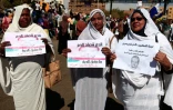 Des Soudanais sont rassemblés le 30 décembre 2019 devant un tribunal à Omdourman, près de Khartoum, où étaient jugés des membres des services de renseignements pour la mort d'un manifestant