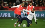 Neymar, Marco Verratti et Lionel Messi, à l'échauffement avant le match de la 27e journée de Ligue entre le PSG et Nice, le 5 mars 2022 à l'Allianz Riviera
