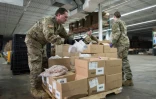Photo fournie par la Garde nationale montrant des soldats, le 3 avril 202 qui préparent des colis alimentaires dans l'Indiana