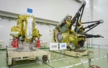  Le module de propulsion (g) et les modules d’exploration et de retour (d), qui constituent la sonde spatiale Martian Moons eXploration (MMX), au Centre spatial de Tanegashima, à Minamitane, le 13 août 2026 au Japon