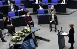 (Au premier rang, de gauche à droite) La politicienne juive allemande Marina Weisband, la chancelière allemande Angela Merkel et le président de la Cour constitutionnelle fédérale allemande Stephan Harbarth écoutent Charlotte Knobloch (à droite), vice-présidente du Congrès juif européen et du Congrès juif mondial, lors d'une cérémonie marquant le 76e anniversaire de la libération du camp d'Auschwitz de l'Allemagne nazie, le 27 janvier 2021à Berlin.