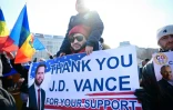 Un manifestant remercie le vice-président américain JD Vance pour son soutien après l'annulation du scrutin roumain de novembre, le 22 février 2025 à Bucarest