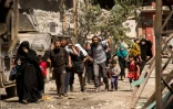 Des habitants fuient les combats entre les forces irakiennes et les jihadistes de l'EI, le 17 mai 2017 Ă Mossoul-Ouest