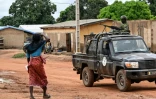 Des soldats ivoiriens en patrouille à Bole, près de la frontière avec le Burkina Faso, le 9 octobre 2025 dans le nord-est de la Côte d'Ivoire