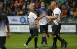 Zinédine Zidane (à droite) plaisante avec Didier Deschamps lors d'un match de bienfaisance à Bastia, le 14 mai 2018