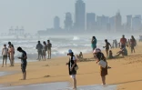 Des touristes se promènent le long de la plage de Mount Lavinia, près de Colombo, le 3 juillet 2016
