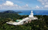 Vue aérienne de la plage de Kata et du Grand Bouddha de Phuket, le 30 juin 2021