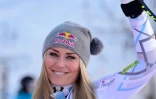 Lindsey Vonn, 3e du super-G de La Thuile en Italie, salue ses supporters, le 21 février 2016