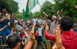 Des manifestants réunis à l'appel d'une organisation étudiante bangladaise lancent un appel à la désobéissance civile après les affrontements qui ont fait plus de 200 morts en juillet, le 3 août 2024 à Dacca
