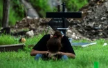 Une femme pleure la mort d'un proche, emporté par le Covid-19, le 17 juin 2020 dans un cimetière au nord de Tegucigalpa, au Honduras