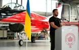 Le président ukrainien Volodymyr Zelensky devant un avion de combat F-16 dans le hangar de la base aérienne de Skrydstrup à Vojens, dans le nord du Danemark, le 20 août 2023