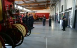 Des pompiers du service d'incendie et de secours (SDIS 77) lors d'une réunion matinale dans la caserne de Ferrières-en-Brie, en Seine-et-Marne, le 10 juillet 2026