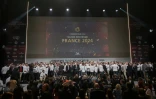 Des chefs célèbrent leurs étoiles Michelin sur scène lors de la cérémonie de remise des prix du Guide Michelin France 2024 à Tours, le 18 mars 2024