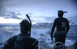 Pierre Robert de Latour (d), fondateur de l'association Orques sans frontières, observe des orques dans le fjord Reisafjorden, le 13 janvier 2019 dans l'extrême-nord de la Norvège