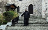 Le père Porfirij accompagné d'un chien Karaman au monastère Bigorski de Mavrovo i Rostuse, le 19 mars 2026 en Macédoine