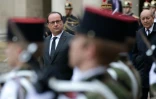 Le président François Hollande (g) le ministre de la Défense Jean-Yves Le Drian (d) à l'Hôtel des Invalides le 19 novembre 2015