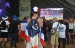 Les festivaliers des Eurockéennes regardent sur écran géant la qualification de la France en demi finale du Mondial le 6 juillet 2018