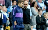 Mauricio Pochettino (g), alors entraîneur de Tottenham, échange avec l'entraîneur de Manchester City Pep Guardiola, le 17 août 2019 à l'Etihad Stadium