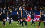 Les Bleues quittent le terrain après leur élimination par les Américaines 2-1 en quarts de finale du Mondial au Parc des Princes le 28 juin 2019