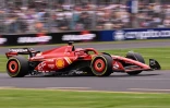La Ferrari pilotée par l'Espagnol Carlos Sainz lors de la Q3 de essais du GP d'Australie de F1 sur le circuit Albert Park le 23 mars 2024 à Melbourne